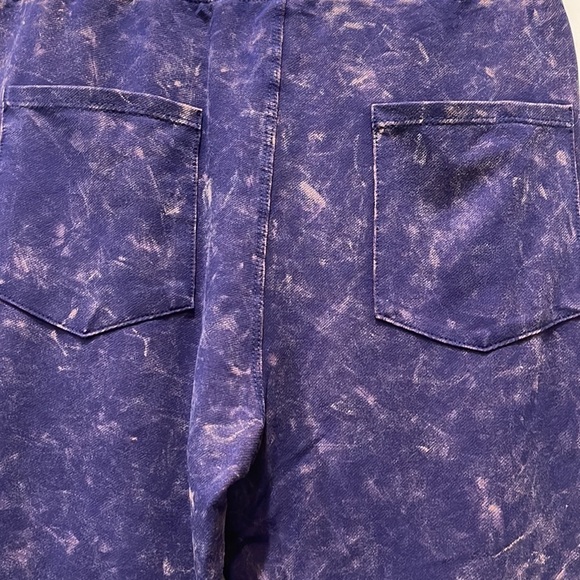 NWT Hayden leggings with 2 pockets on the back purplish in color. - Picture 2 of 4